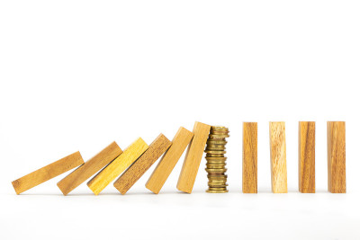 成功战略、金钱和多米诺骨牌