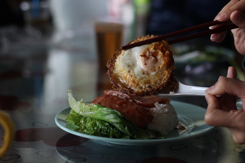 午餐肉和青菜炒蛋饭