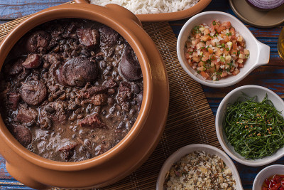 传统的巴西食物叫Feijoada。猪肉黑豆