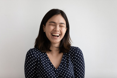 喜出望外的亚洲女孩笑好笑的笑话