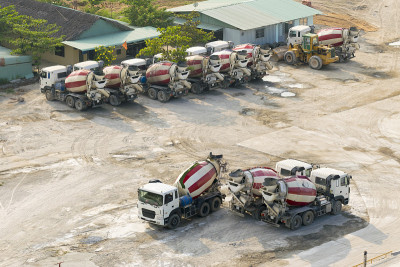 蓝天下，建筑工地上的重型混凝土卡车