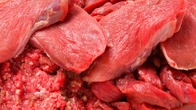 不同类型的生牛肉背景。切片，肉末，俄式牛肉。