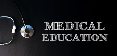 医学教育用粉笔写在一个黑色的背景和听诊器。保健医学理念。俯视图，平放。