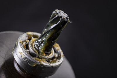 润滑电机转子的轴承和销钉。发动机零部件的维修工作。黑暗的背景。