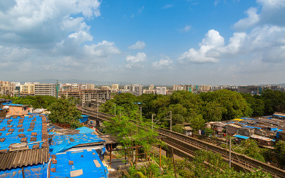 孟买城市天际线鸟瞰图，显示贫民窟和新建筑之间的地铁