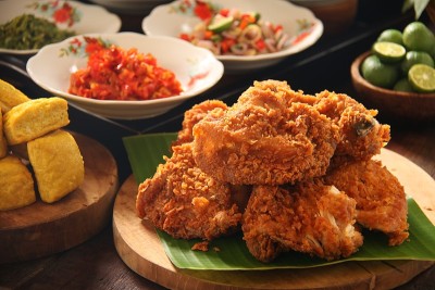 Ayam Geprek，传统印尼辣味南方炸鸡的街头小吃