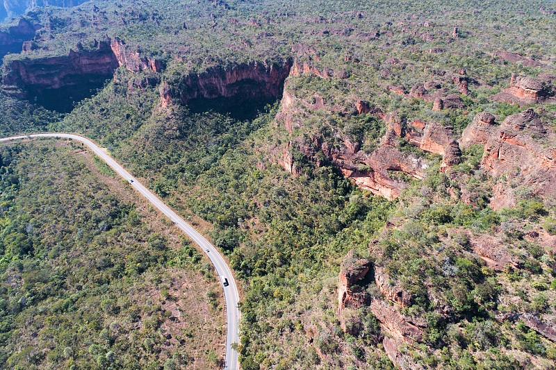 MT 351公路鸟瞰图，方式Chapada dos Guimarães，马托格罗索，巴西。伟大的景观