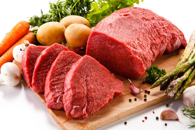 砧板上的新鲜生牛肉，背景为白色