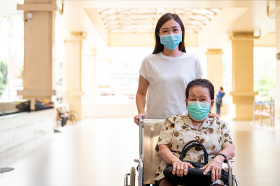 孙女照顾她的祖母