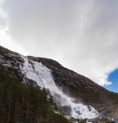 Langfossen瀑布，位于挪威Vestland县Etne市