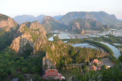 佛寺在山谷中，从山顶上看