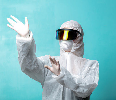 穿戴VR眼镜和防护服的医学科学家