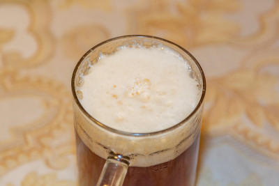 装有新鲜棕色啤酒的玻璃杯