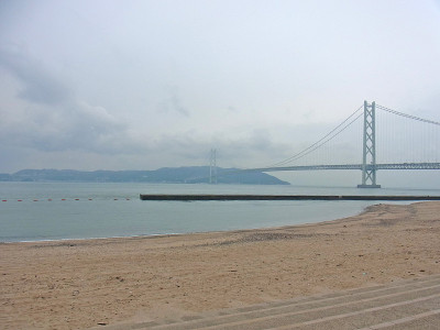 沙滩上的明石海峡大桥