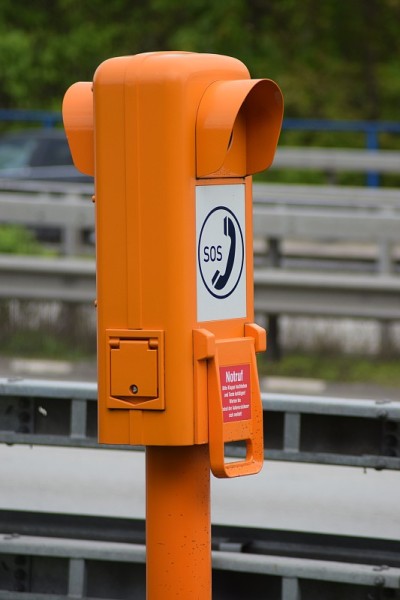 高速公路上的橙色紧急电话栏