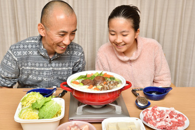日本女孩和她的父亲享受日本Nabe派对