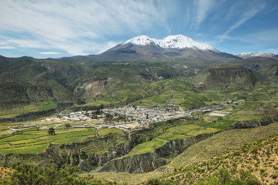 背景为“Nevado de Putre”的Putre村