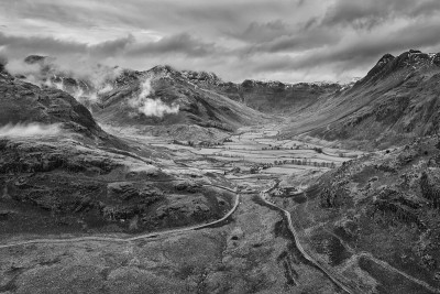 令人惊叹的无人机黑白景观图像Langdale刺和山谷在冬季与戏剧性的低水平云和雾旋转