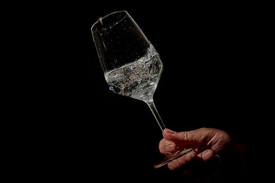 酒杯里装满水