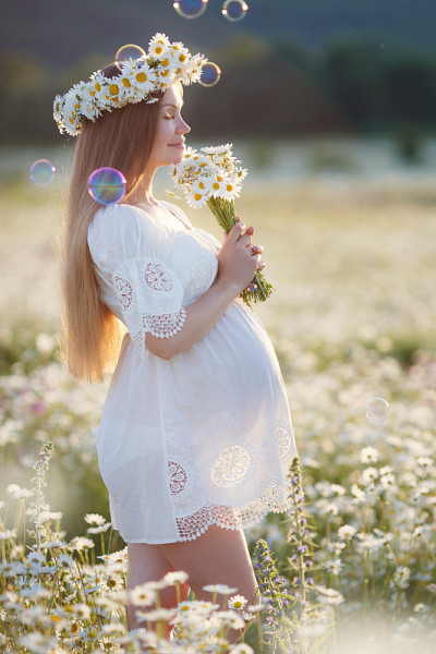 一个孕妇在洋甘菊地里