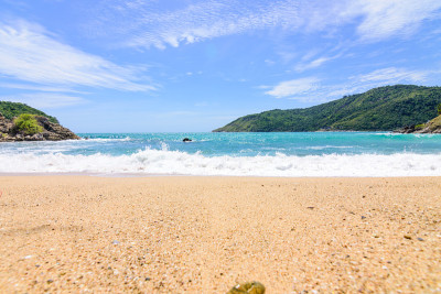 海滩上美丽的波浪，清澈的海水