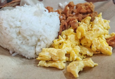 煎蛋、鸡肉和米饭