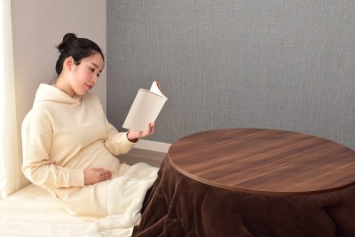 孕妇读一本书