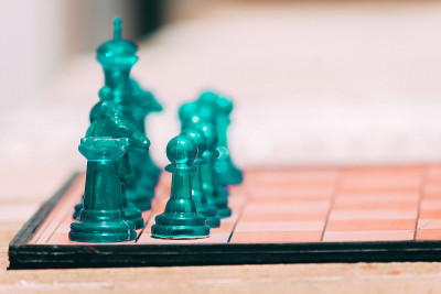 近距离拍摄的棋子表明一个强大的竞争