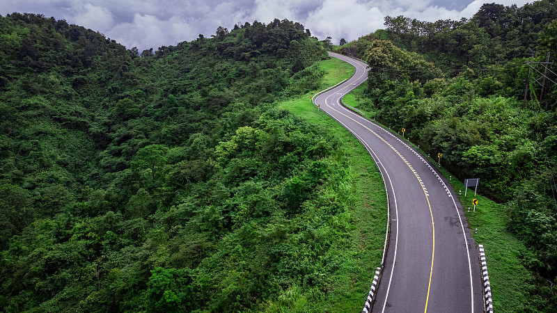 道路没有。3号或1081号公路上的天空路，越过有绿色丛林的山顶