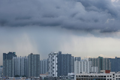 在现代城市里的暴雨和暴风雨的云