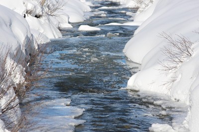 小溪与雪和冰晶，阿尔卑斯冬季风景