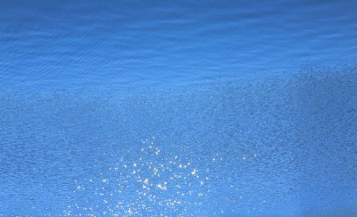 眩光在水面上