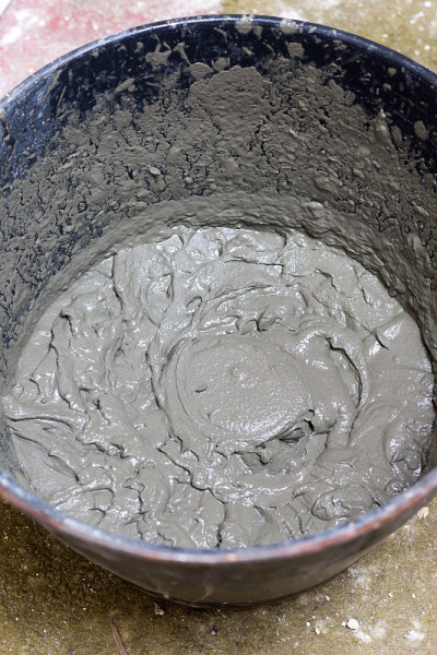 桶装水泥砂浆或工业胶水