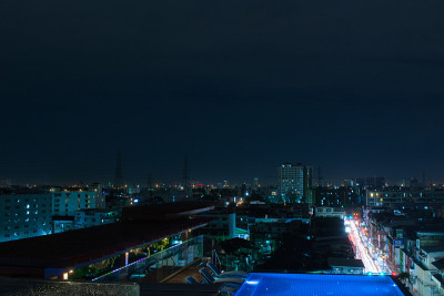 曼谷夜景和游泳池