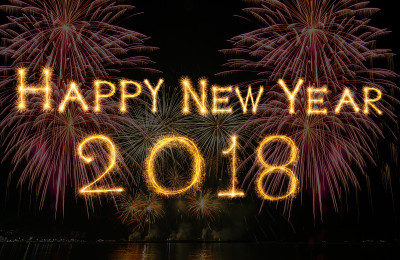 2018年新年快乐用火花烟花写在暗色背景的烟花上，庆祝和贺卡的概念
