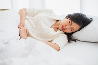 亚洲女性胃痛，为经期概念感到疼痛