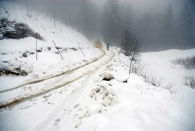 车停在雪