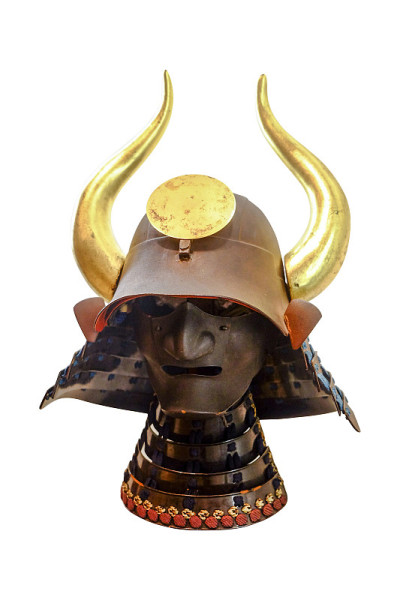 日本古代武士的勇士面具和头盔，它由金属材料制成，用于保护所有的勇士的脸和头部，隔离在白色的背景上