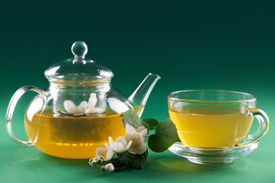 茉莉花茶壶和茶杯。侧视图