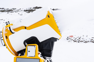 内华达山脉的雪炮正在运行