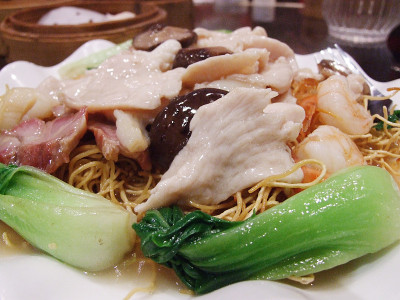 中式脆蛋面配猪肉、海鲜和甘蓝