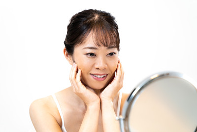 年轻女子化妆