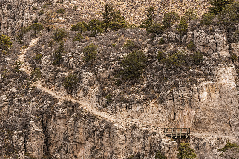瓜达卢佩山，陡峭的山路向下延伸到桥上
