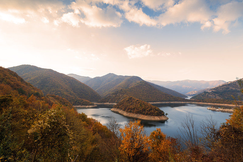 瓦查大坝周围的青山。