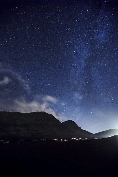 满天星星的夜空。Wadi Rum沙漠景观