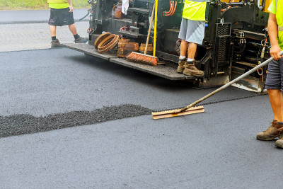 用压路机给道路铺沥青