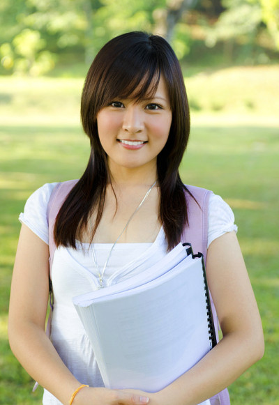 拿着笔记本的亚洲大学生