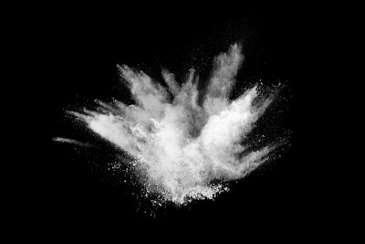白色粉末在黑色背景上爆炸。彩色的云。色彩斑斓的粉尘爆炸。油漆胡里节。