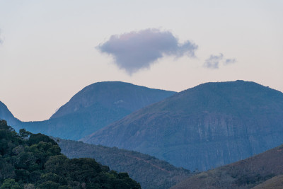 阳光明媚的一天，伊泰巴瓦的山和山丘上有一些云彩，Petrópolis。巴西里约热内卢山区。鸟瞰图。有