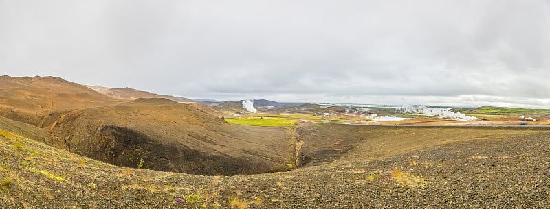 冰岛Hverfjall火山口夏季白天的彩色Hverir地热地区全景图